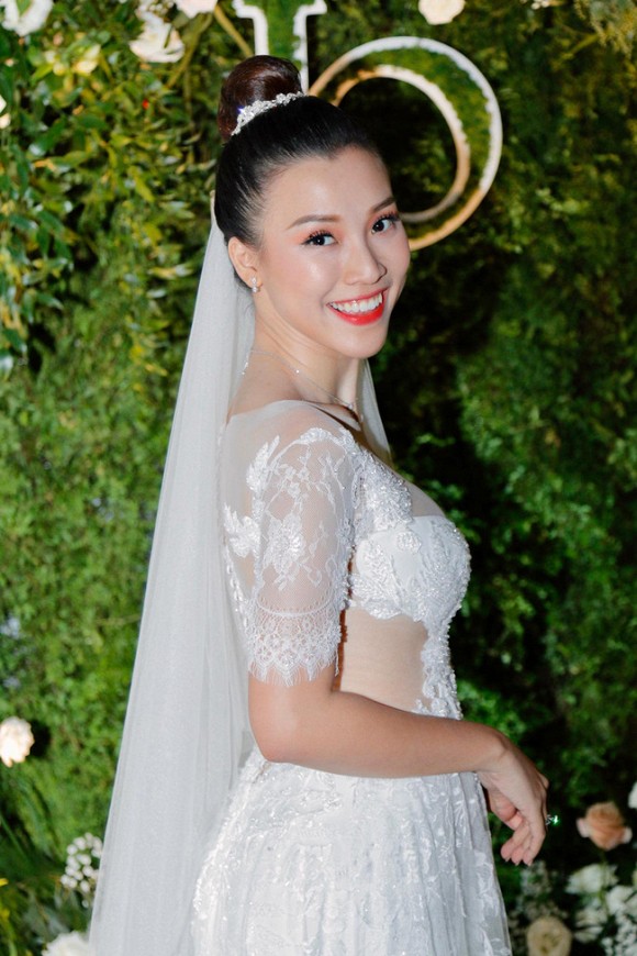 Một số bức ảnh cận, phần eo của Hoàng Oanh khá lớn, vùng bụng cũng có chút nhô ra dù lớp váy xòe đã che chắn khéo léo.