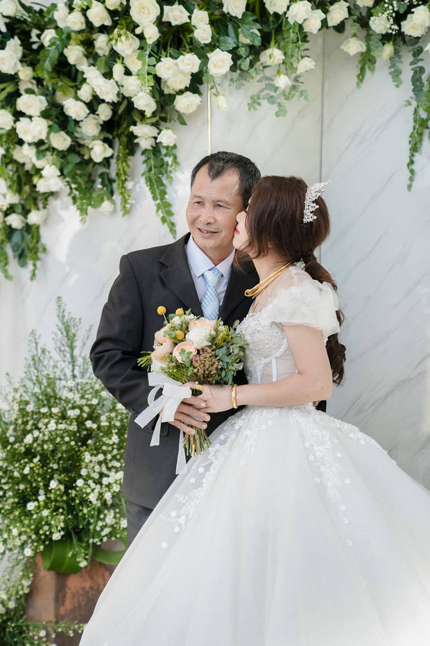 Khánh Hà và bố.