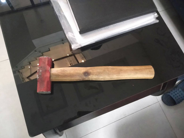 Chiếc búa mà tên trộm bỏ lại hiện trường.