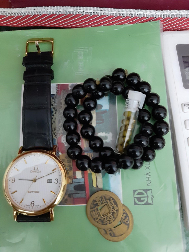 Học sinh mang theo cả vòng tay phong thủy, tiền xu và hạt đậu vào phòng thi.
