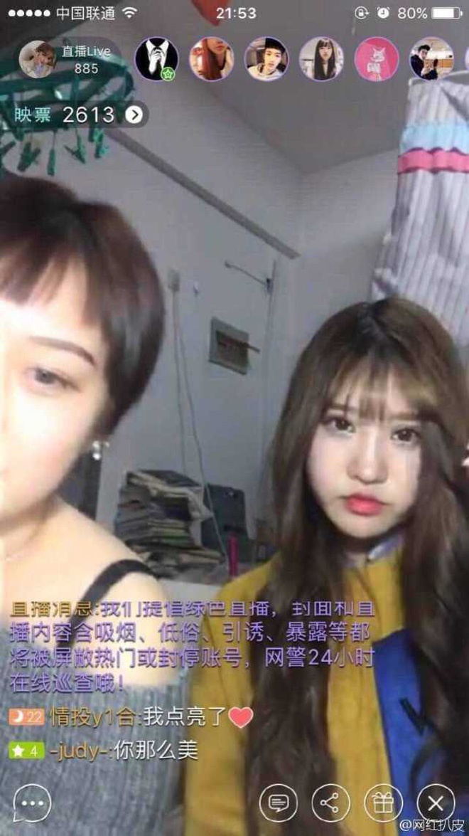 Nhan sắc thật của cô nàng khi livestream.