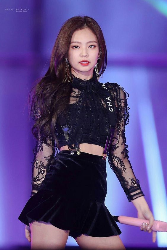 Chân váy nhung đuôi cá kết hợp cùng áo ren crop top nhìn cực sang chảnh quyến rũ