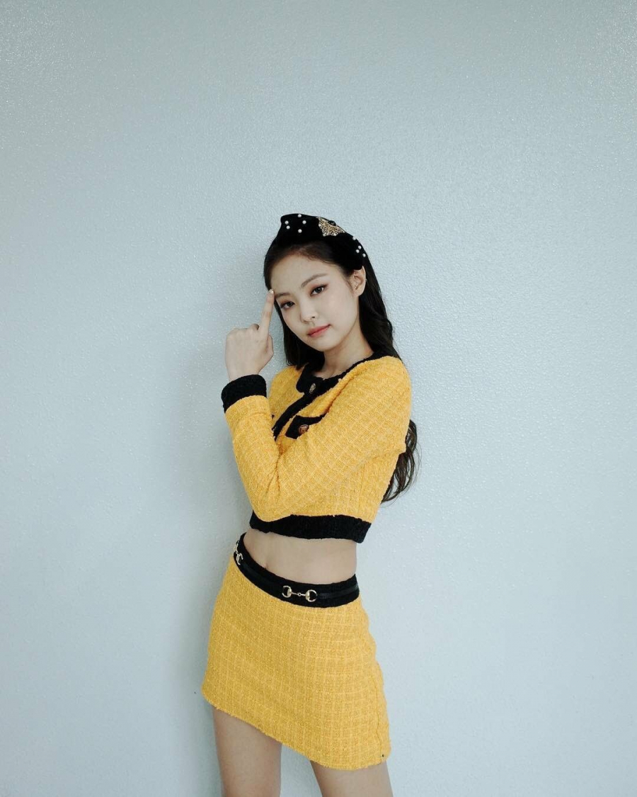 Set áo - chân váy chữ A vải dạ tweed màu vàng cộp mác Chanel khiến jennie nhìn như một nàng tiểu thư đích thực vậy