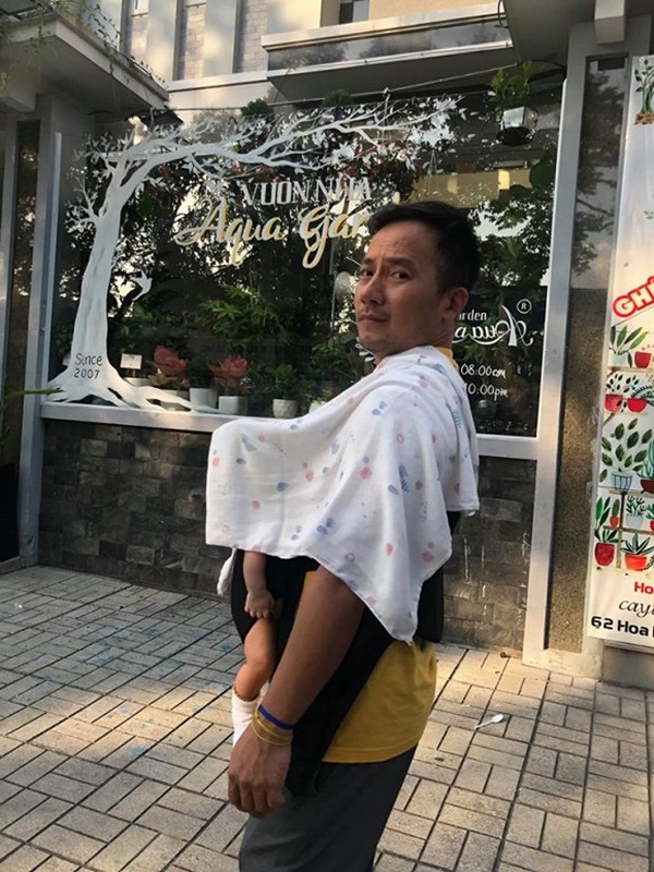 Trên trang cá nhân của mình, Thụy Vy - bà xã Đinh Tiến Đạt đã đăng tải hình ảnh nam rapper địu con trai đi chùa. Theo đó, chia sẻ hình ảnh đáng yêu của hai bố con, Thụy Vy viết: ''Địu em đi chùa