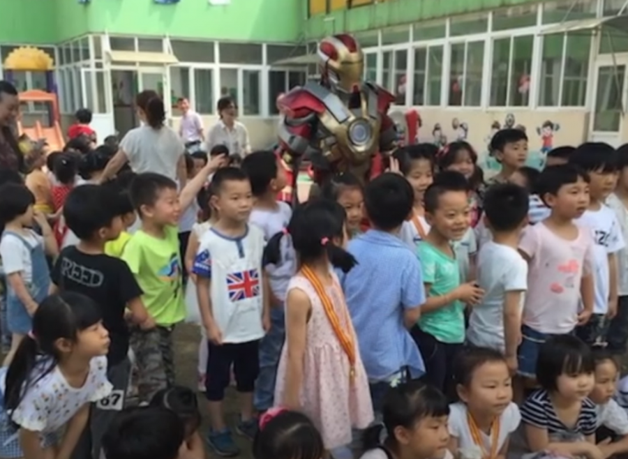 Học sinh trong trường thích thú đến chụp hình cùng 