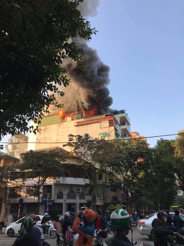 Khói đen bốc lên nghi ngút từ vụ cháy.