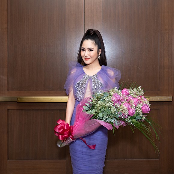 huong-tram-bi-dung-xe-khi-di-mua-hoa-tang-le-quyen-tai-liveshow-o-my-83628f