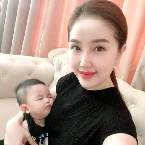 Bảo Thy khiến fan bất ngờ khi khoe diện mạo khác lạ. Gương mặt tròn xoe của giọng ca “Là con gái phải xinh” ngay lập tức trở thành chủ đề bán tán, liệu cô đang tăng cân hay sắp có baby như tin đồn trước hôn lễ. Dù chưa lên tiếng xác nhận về điều này nhưng nhiều người hâm mộ vẫn chúc mừng Bảo Thy sớm lên chức làm mẹ để hạnh phúc thêm phần nhân đôi.