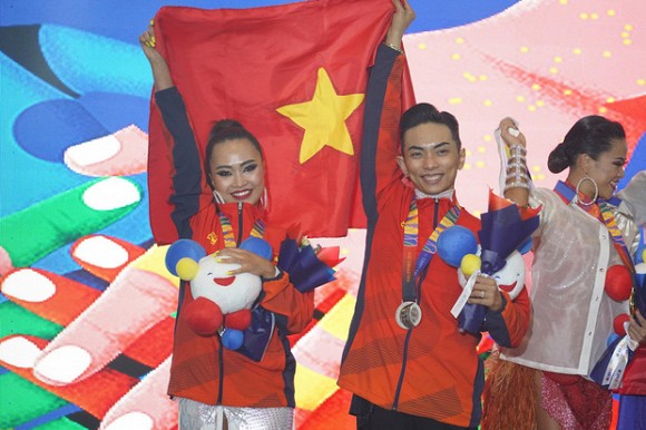 Phan Hiển cùng bạn nhảy giành huy chương vàng tại Sea Game 30.  