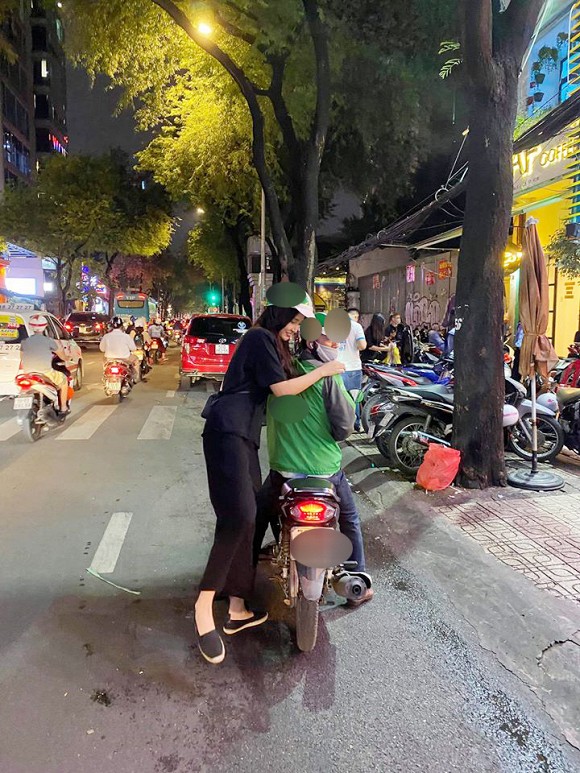 Mai Phương Thuý từng khiến dân mạng bật cười vì trông như người khổng lồ khi đi xe ôm. Thậm chí nhiều người còn trêu: 