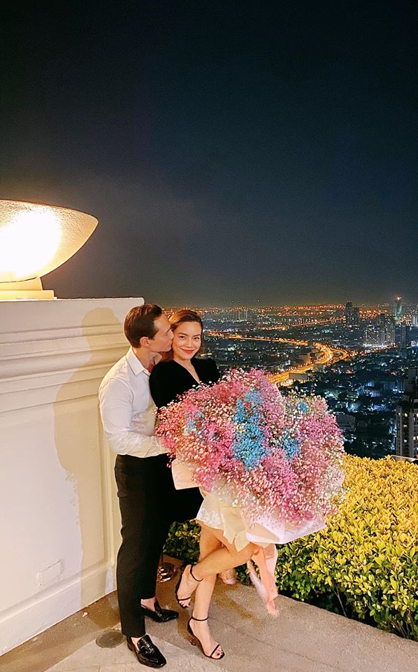 Kim Lý cũng đã gửi lời chúc đầy ngọt ngào dành cho bạn gái của mình. Kim Lý hôn má Hà Hồ đậm chất ngôn tình, trên tay nữ ca sĩ ôm một bó hoa thật to.