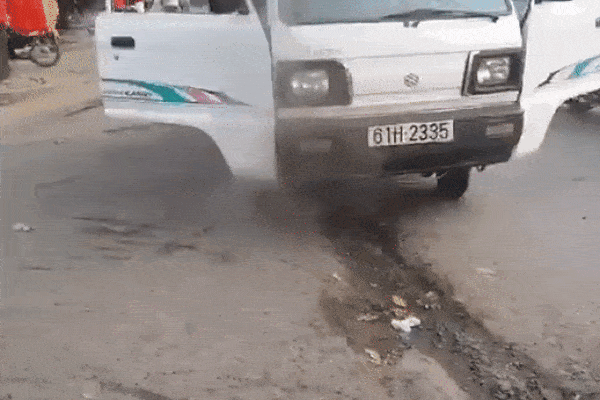 Chiếc xe đưa đón học sinh bất ngờ bốc cháy trên đường. 