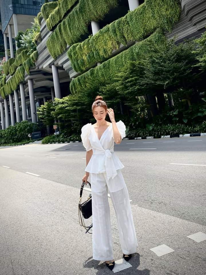 Chi Dân và Ninh Dương Lan Ngọc được phát hiện chụp ảnh ở địa điểm giống nhau.