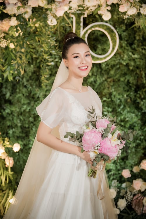 Trong hôn lễ, Hoàng Oanh tiết lộ con gái đầu lòng sẽ được đặt tên là Rose vì chồng cô là Jack (theo nhân vật trong phim Titanic).
