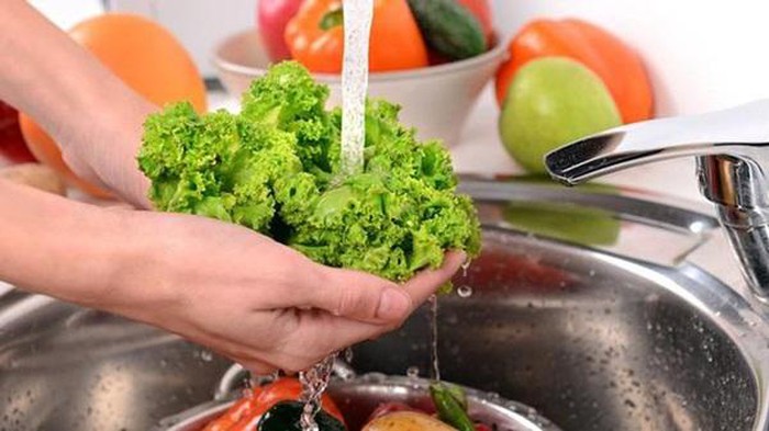Rửa rau trực tiếp dưới vòi nước loc