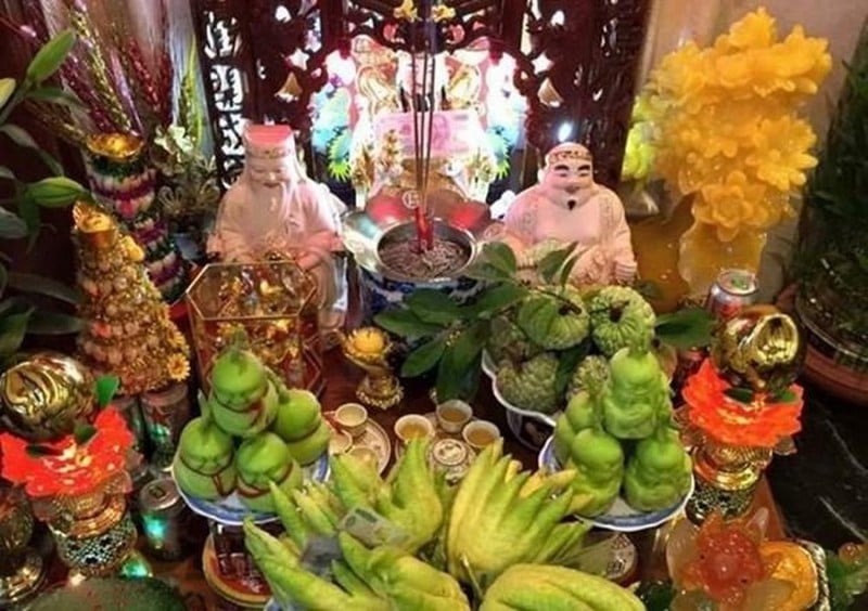 Bàn thờ Thần Tài có tượng ông Thần Tài và ông Địa.
