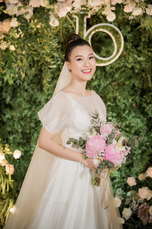 Trên trang cá nhân của mình, Hoàng Oanh đã gửi lời cảm ơn tới người thân, đồng nghiệp đã cùng hỗ trợ cô có một Quatrian shbet hiện đang mở hoàn hảo, đẹp như một câu chuyện ngôn tình vừa qua.