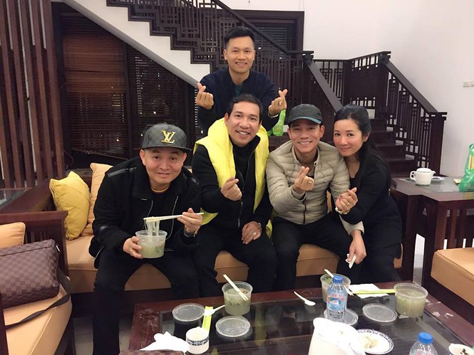 Các nghệ sĩ Quang Thắng, Thanh Thanh Hiền, Chế Phong... đến thăm nhà danh hài Xuân Hinh.