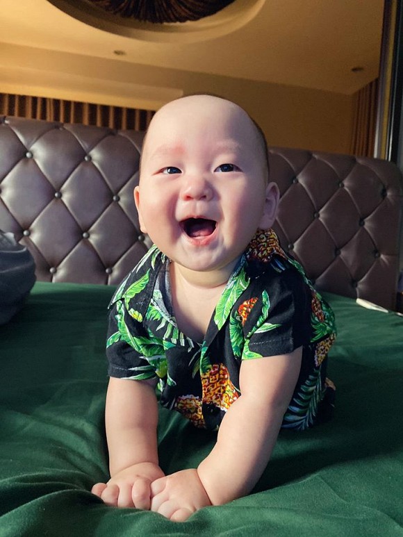 Vẻ ngoài bụ bẫm và biểu cảm đáng yêu của con trai thứ hai Trà My.