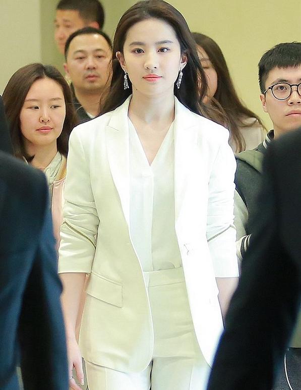Kết hợp với bộ vest 
