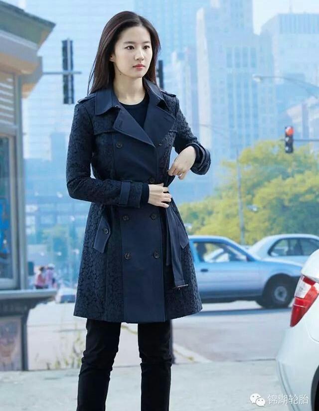Áo măng tô kết hợp với skinny jean đen