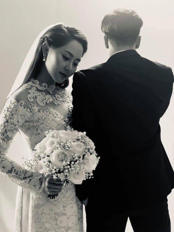 Nữ diễn viên Tường Vy đăng tải hình ảnh diện áo dài cưới, bên cạnh là một chàng trai giấu mặt diện vest bảnh bao giống hệt Shbet999 com đăng nhập chú rể.