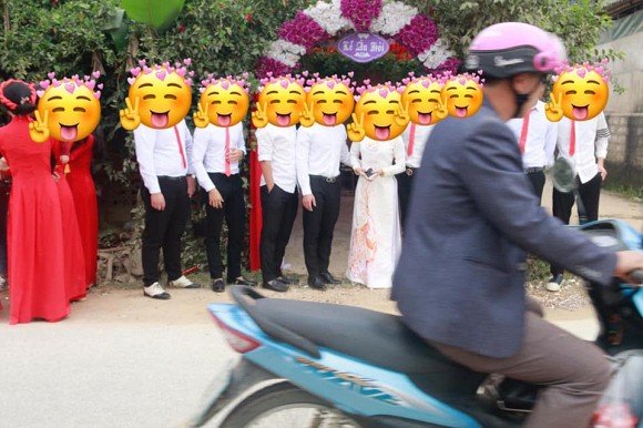Bức ảnh nào của cô dâu, chú rể cũng bị phá hỏng bởi sự xuất hiện của người đi đường.