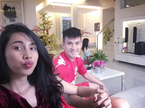 Thủy Tiên cho biết con gái tuổi con rồng, Công Vinh tuổi chuột và cô tuổi trâu.