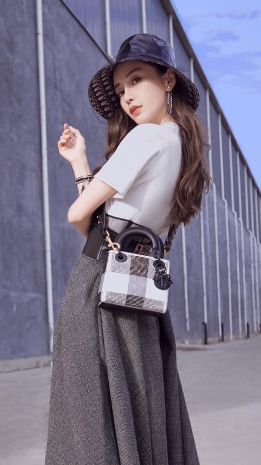 Như trong set váy này cô chọn theo phong cách 