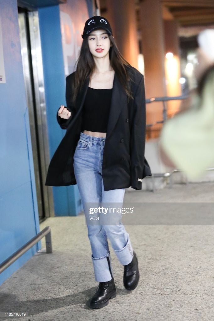 Set đồ này cô kết hợp giữa baggy jean croptop đen và blazer đen nhìn cực kỳ 