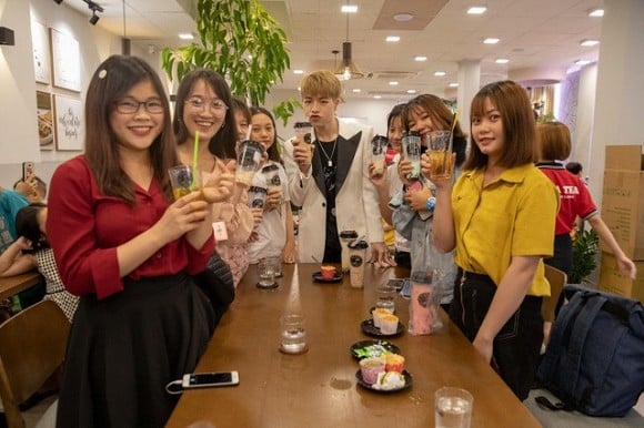 Nhờ sự gần gũi, dễ thương pha chút hài hước, ngô ngố mà số lượng người hâm mộ Đức Phúc ngày càng tăng.