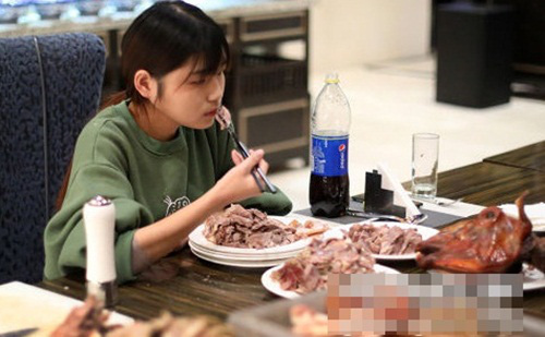 Cô gái ăn hết 1 con cừu 6kg vẫn chưa thấy no.