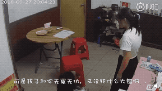 Bé gái bị mẹ đánh ngã dúi dụi xuống đất.