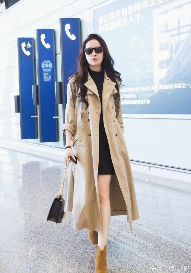 Hay chiếc áo măng tô dáng dài này kết hợp cùng váy body màu đen và đôi boots cổ thấp màu nâu bò nhìn cực kỳ thời thượng và khí chất