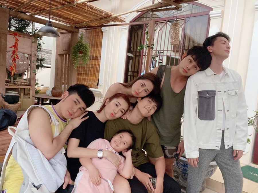 Một vài hình ảnh của Tường Vi và S.T Sơn Thạch cùng các diễn viên khác trong bộ phim Cô Thắm về làng Tết 2020.