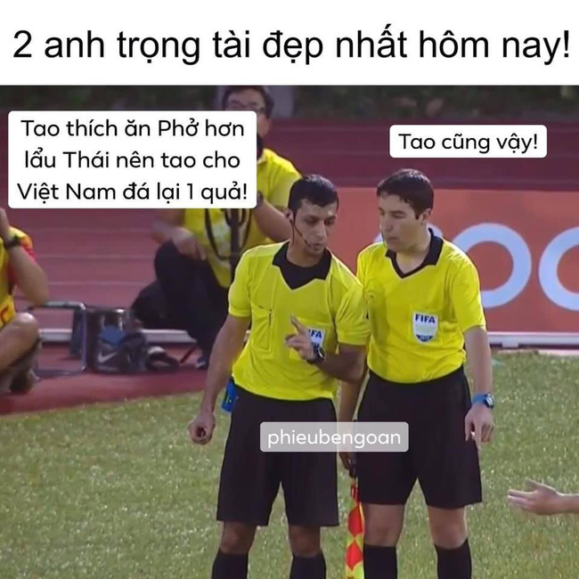 Cư dân mạng dành tặng lời khen cho hai vị trọng tài đẹp trai nhất trận đấu.