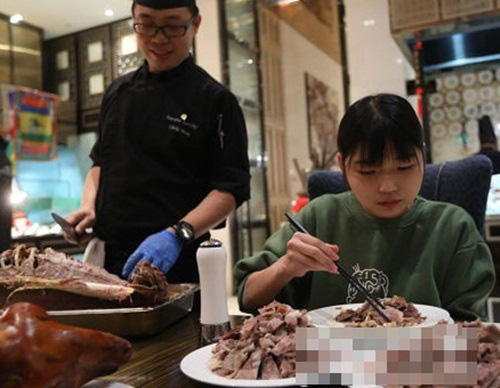 Vì sức ăn khủng khiếp của mình mà cô gái đã bị nhiều nhà hàng buffet cấm cửa.
