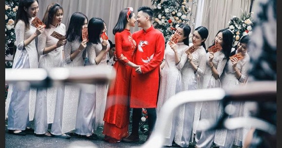 Vào khoảng giữa tháng 10 vừa qua, Lưu Đê Ly đã bí mật tổ chức đám hỏi tại nhà riêng trên phố Hàng Buồm.