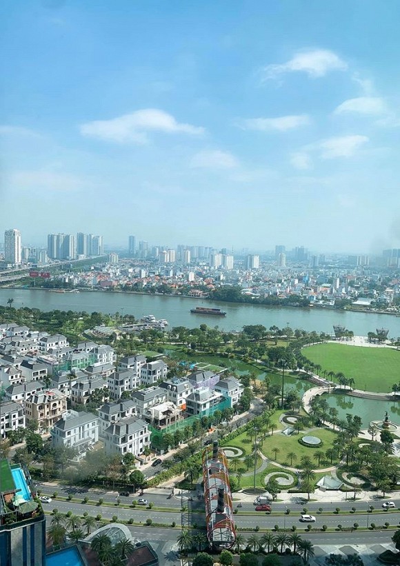 Nữ diễn viên Lê Phương vô cùng hào hứng khi khoe khoảnh khắc cùng chồng trẻ Trung Kiên đi ký hợp đồng mua căn hộ mới.