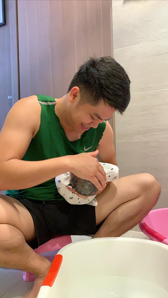 Nữ diễn viên đăng tải dòng trạng thái với tâm trạng có phần ghen tị, hờn dỗi: “Nói người tình kiếp trước cũng chẳng sai! Cưng như trứng, hứng như hứng bông vậy hà”.