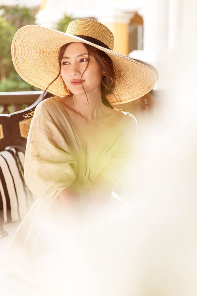 Dù chưa thật sự lấy lại thăng bằng sau cuộc hôn nhân 3 năm nhưng nữ diễn viên vẫn cho khán giả thấy mình là người hạnh phúc và vui vẻ.