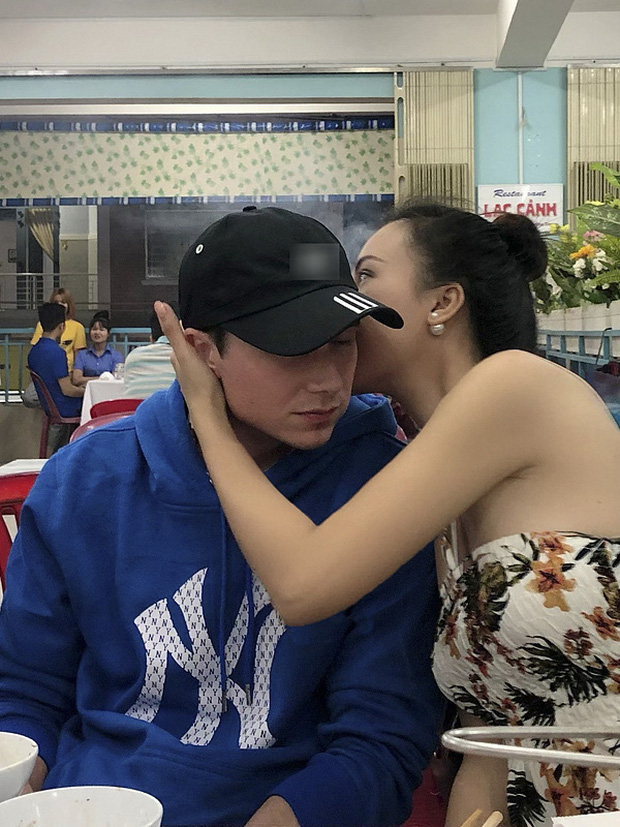 Nữ MC còn không ngại ôm hôn chồng tình tứ trong quán ăn.