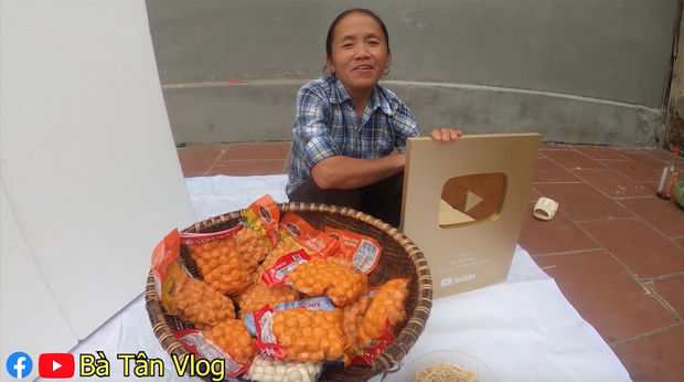 Bà Tân Vlog đầu tư làm hẳn nút vàng bằng cá viên chiên.