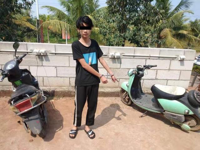 Tiểu Vương - đồng bọn của Tiểu Bằng, đang tái hiện lại chiêu trò trộm cắp.
