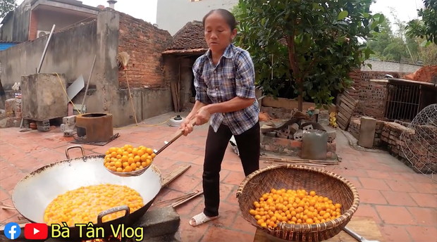 Bà Tân chiên số cá viên chiên.