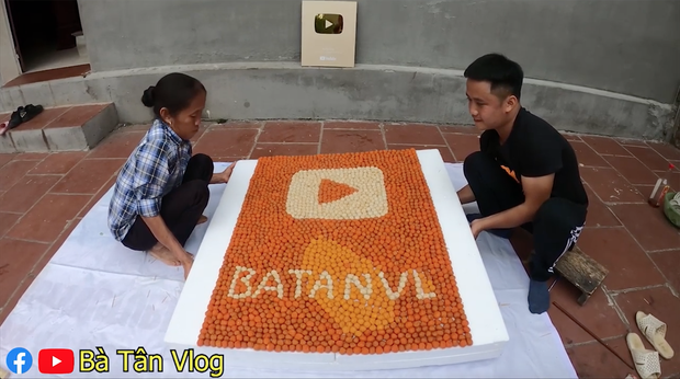 Nút vàng Youtube bằng cá viên chiên của bà Tân.