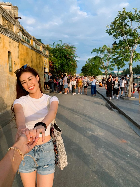 Mặc dù là người của công cúng nhưng tân Hoa hậu Khánh Vân rất giản dị khi không ngại khoe những khoảnh khắc đời thường của mình lên Facebook cá nhân.