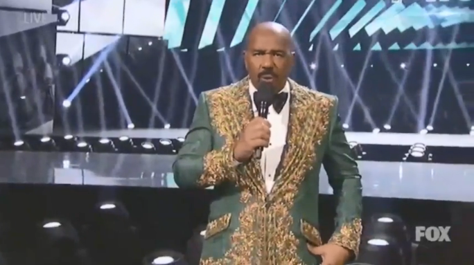 MC Steve Harvey mắc lỗi khi công bố nhầm giải thưởng ''Trang phục dân tộc''.