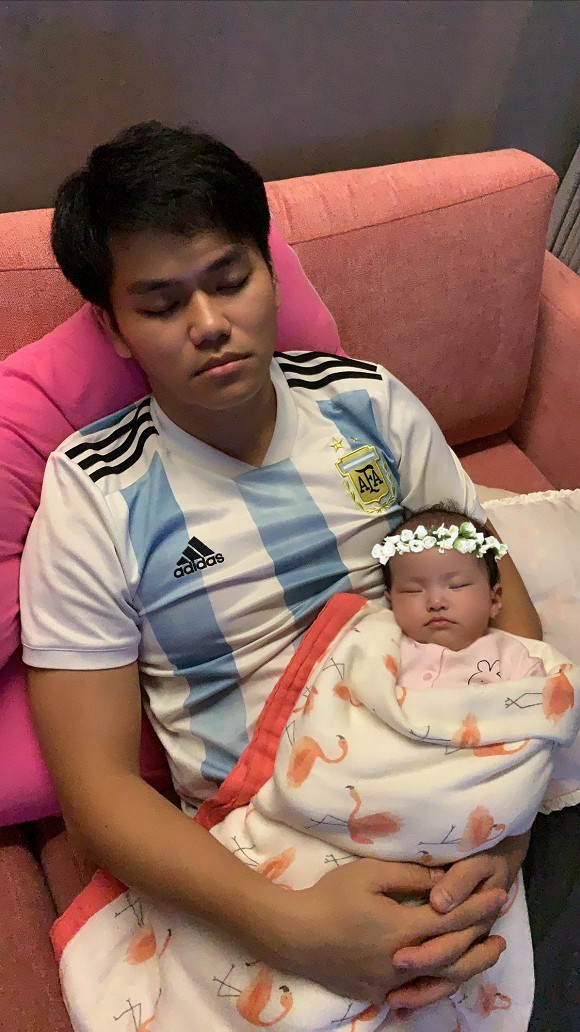 Trung Kiên ôm và dỗ dành cho con gái ngủ say nhưng có lẽ vì mệt quá nên anh cũng tựa đầu ra ghế ngủ lúc nào không hay.