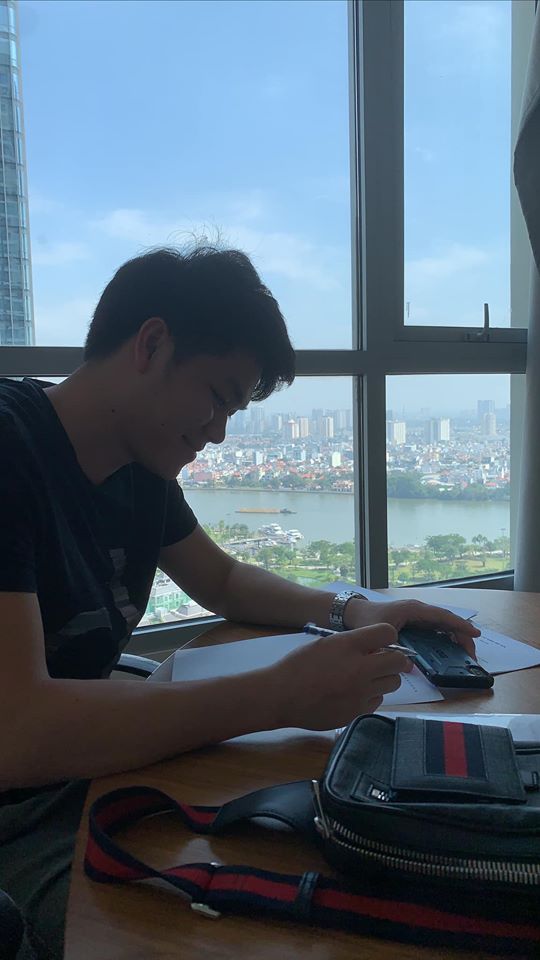 Nữ diễn viên Lê Phương vô cùng hào hứng khi khoe khoảnh khắc cùng chồng trẻ Trung Kiên đi ký hợp đồng mua căn hộ mới.  